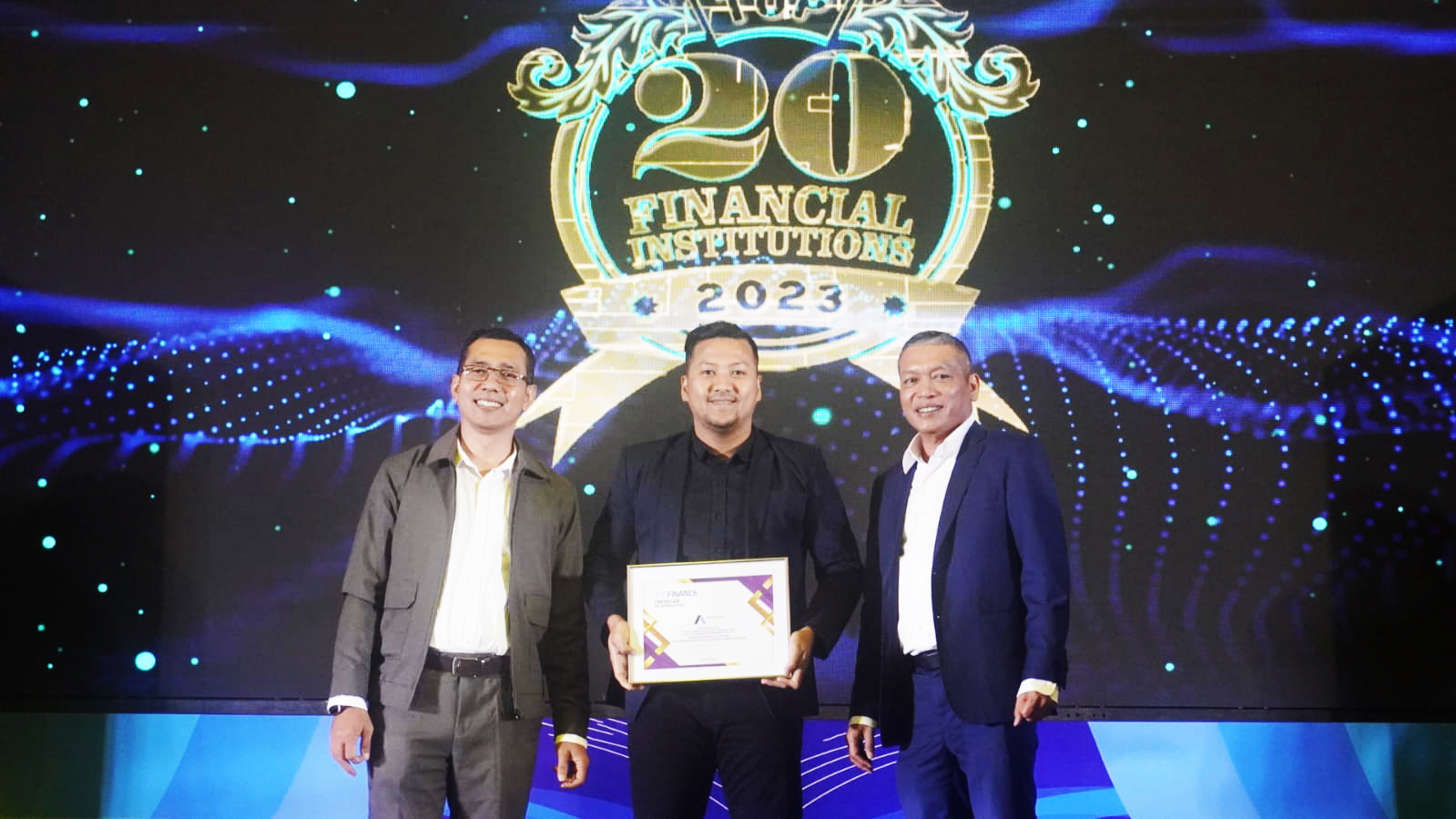 PT Asuransi Intra Asia menerima penghargaan The Best Performing General Insurance 2023 based on Financial Performance 2020-2022